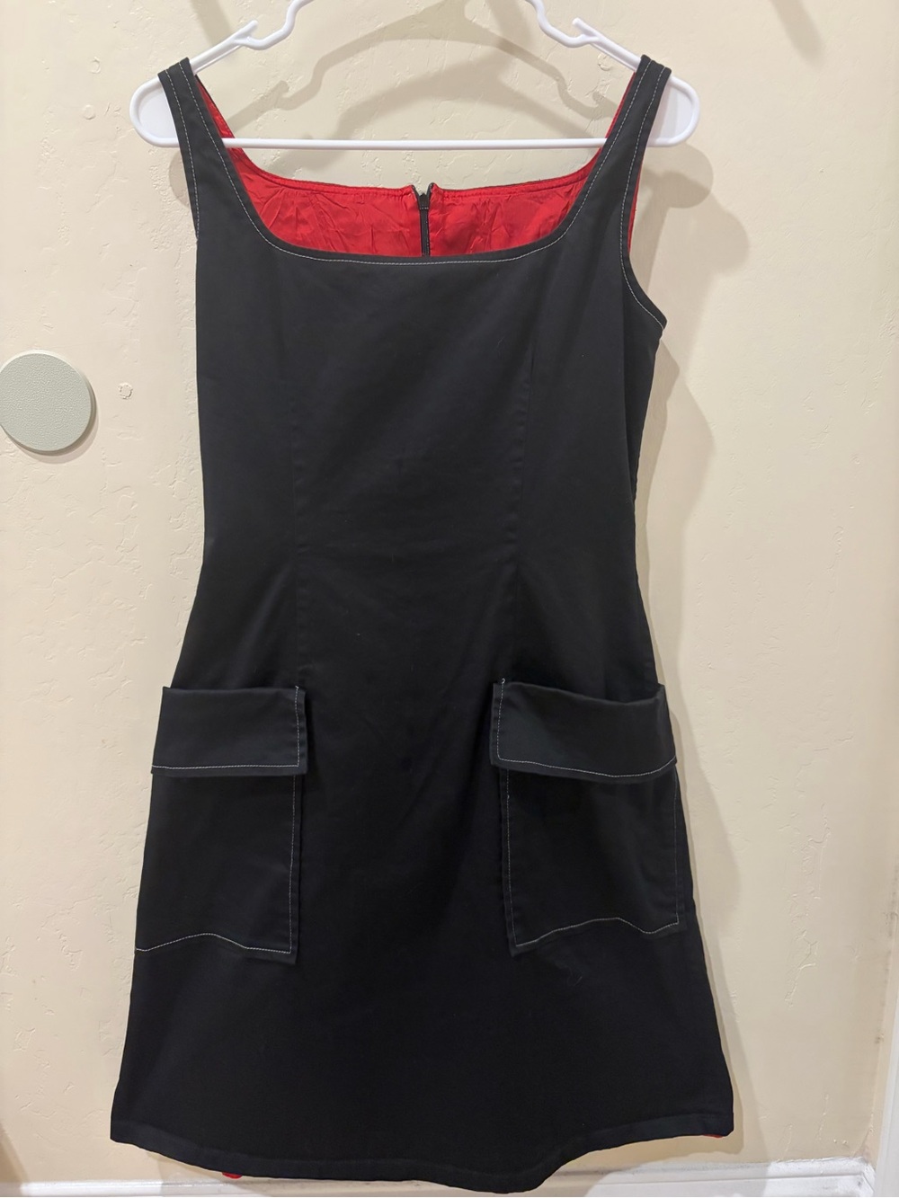 Black Sleeveless Shift Dress with Red Lining front pockets 🇨🇦